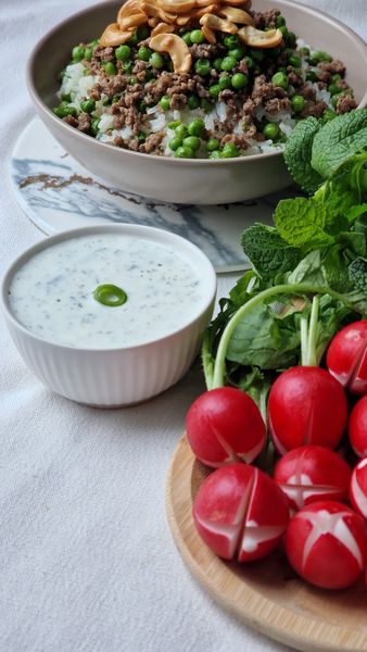 Riisi ja hernestega kausiroog, kõrval redised ning ürdikaste.